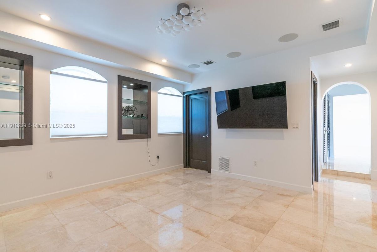 Empty room, Interior, Recessed Lighting