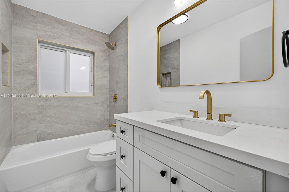 Bathroom, Interior, Recessed Lighting