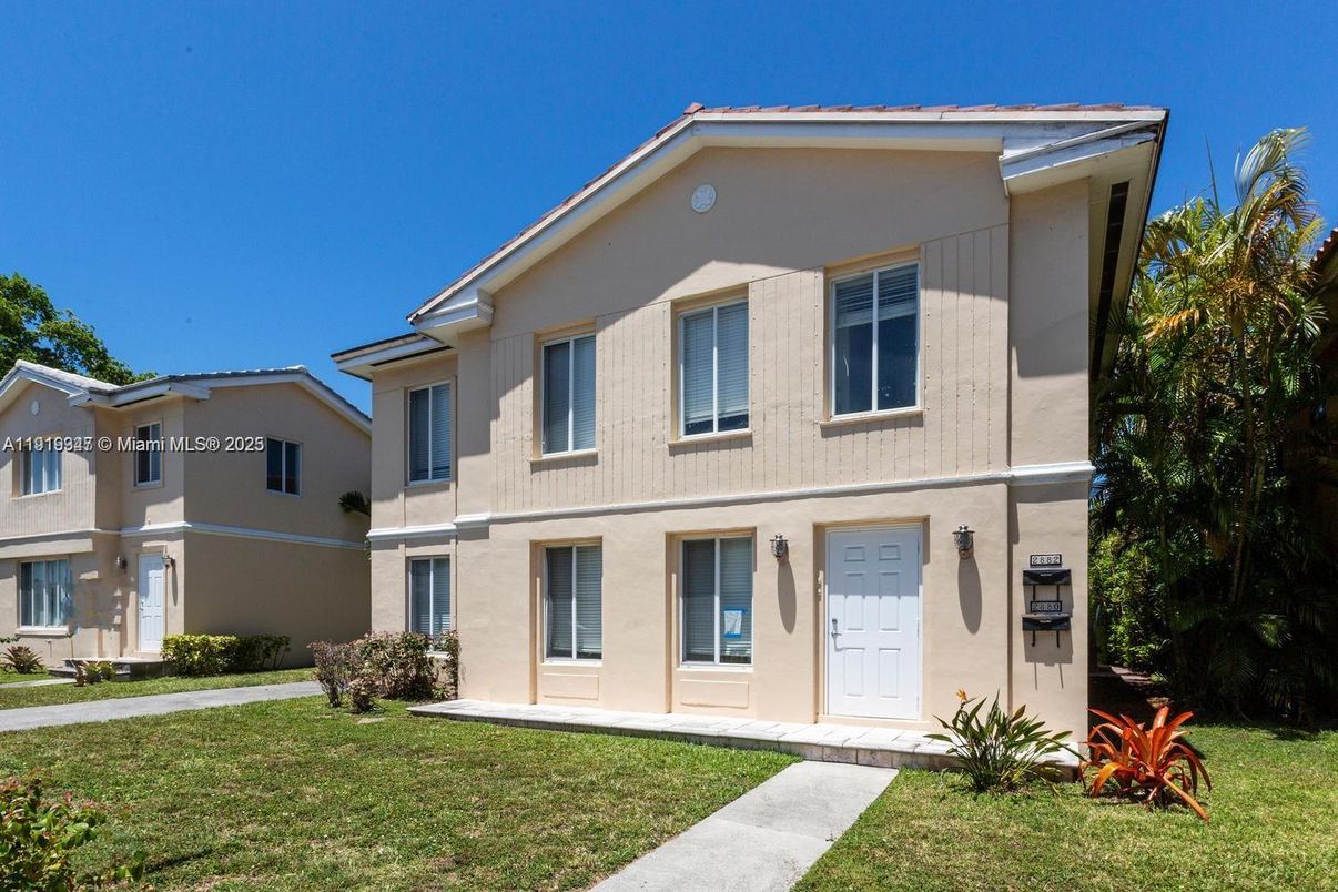 Exterior, Facade, Mediterranean