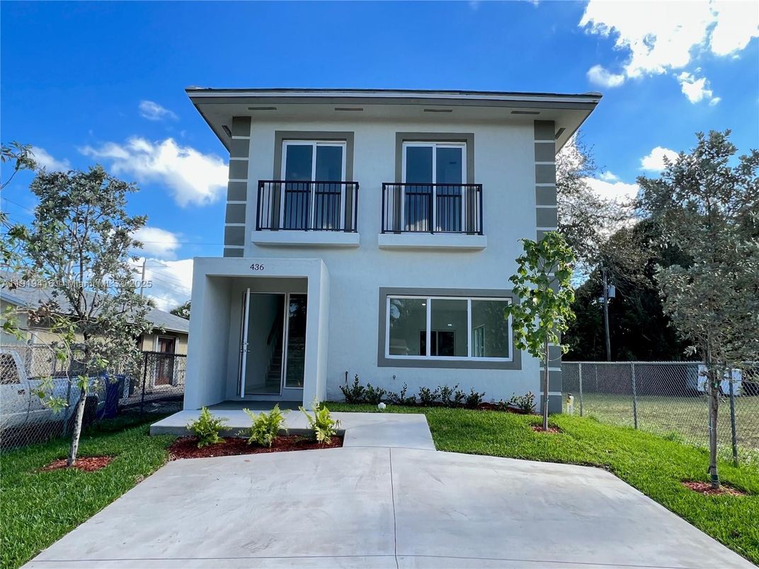 Backyard, Exterior, Facade, Modern