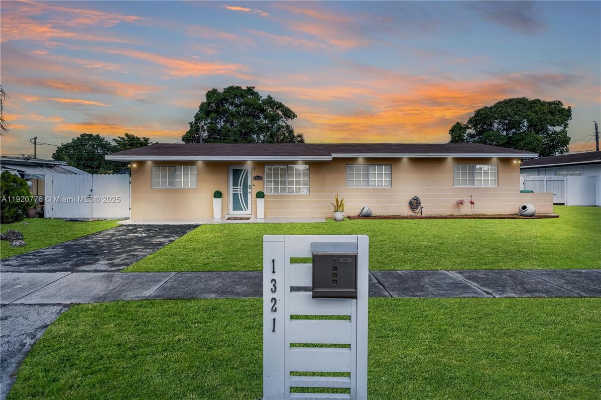 Backyard, Exterior, Facade, Ranch