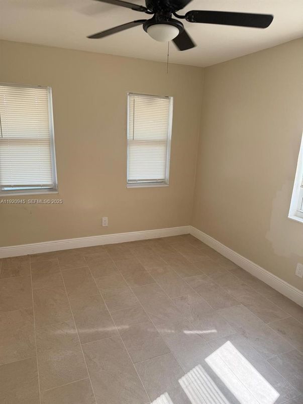 Empty room, Interior