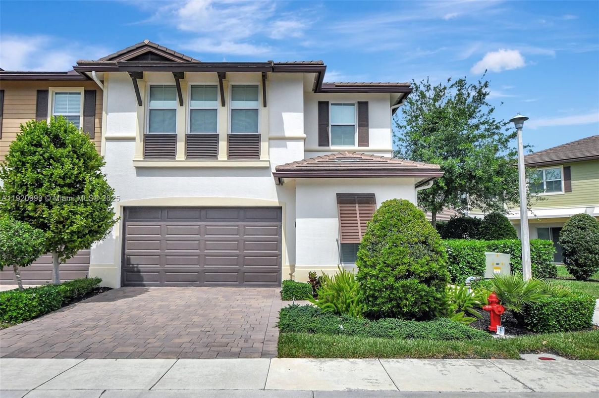 Attached, Exterior, Facade, Mediterranean