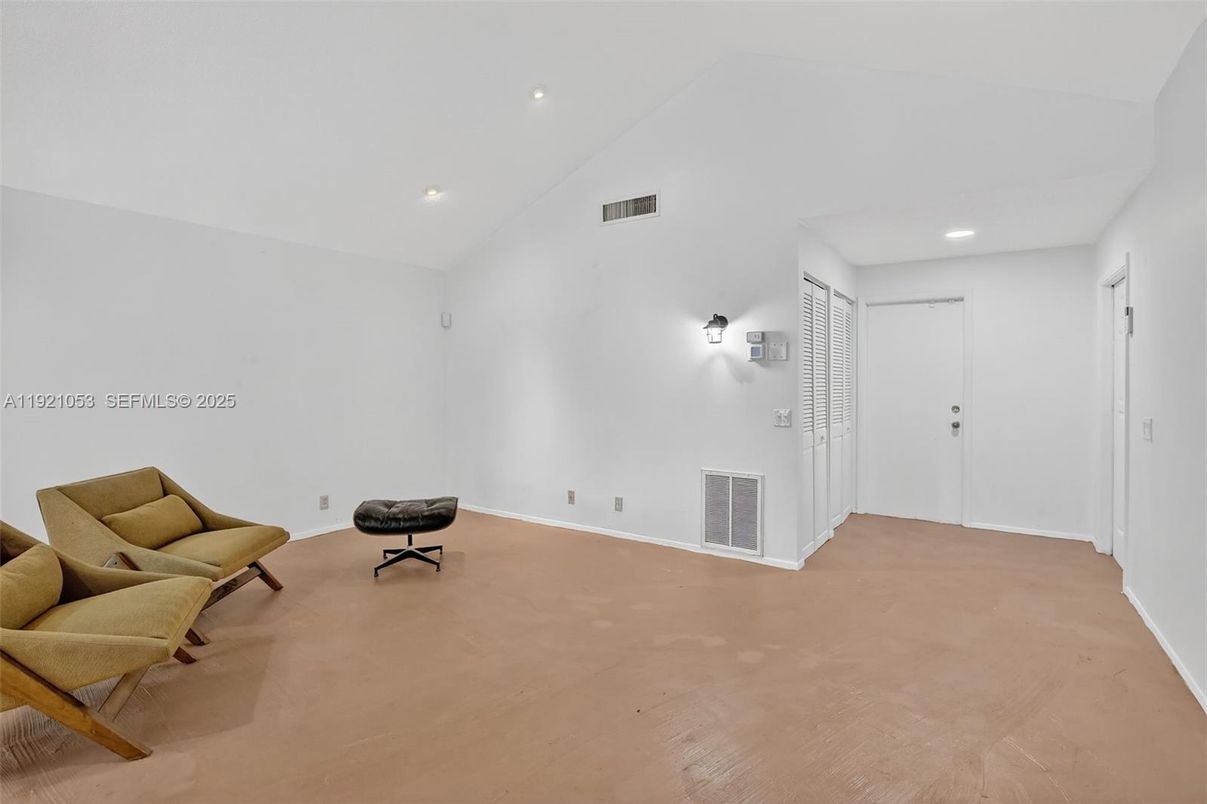 Empty room, Interior, Recessed Lighting