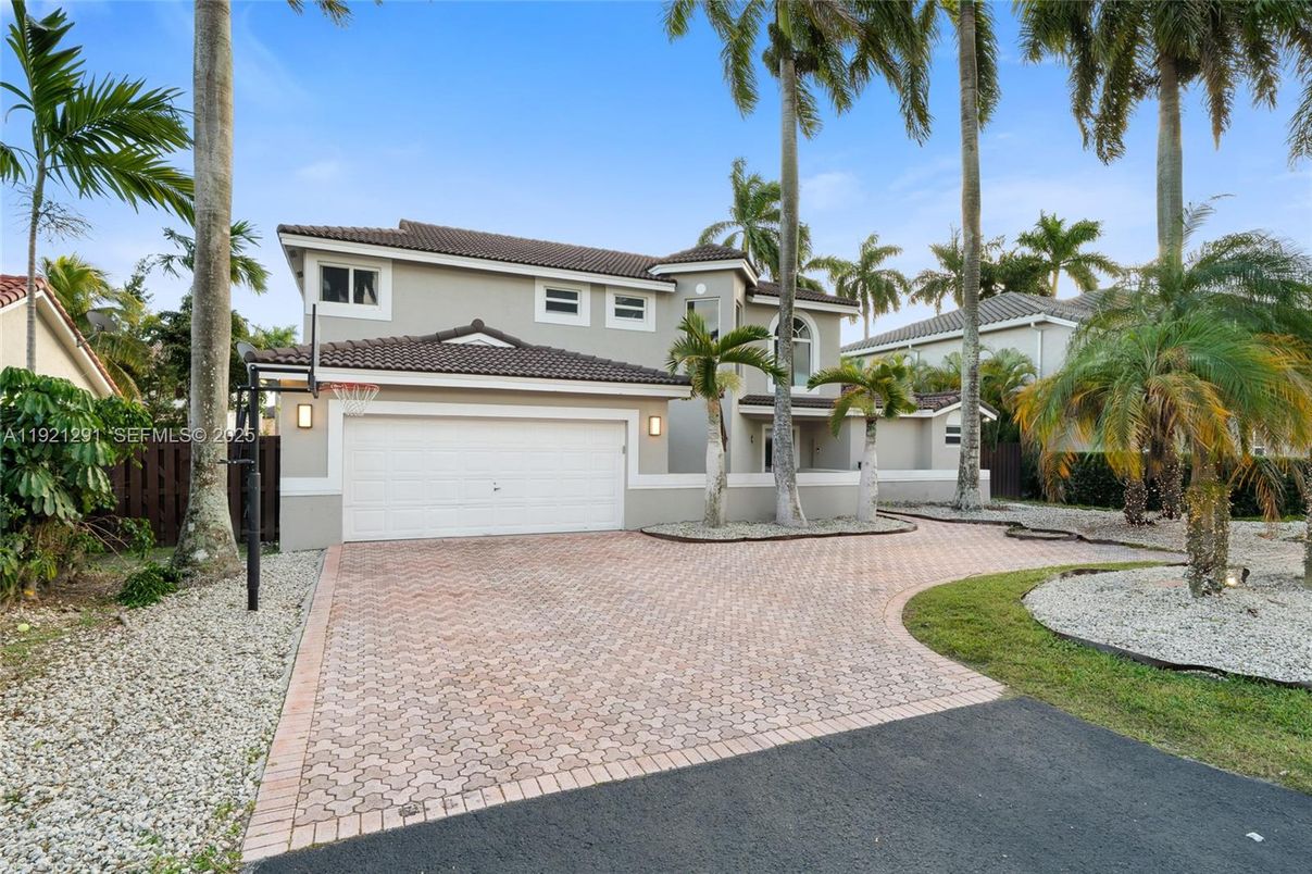 Attached, Exterior, Facade, Mediterranean