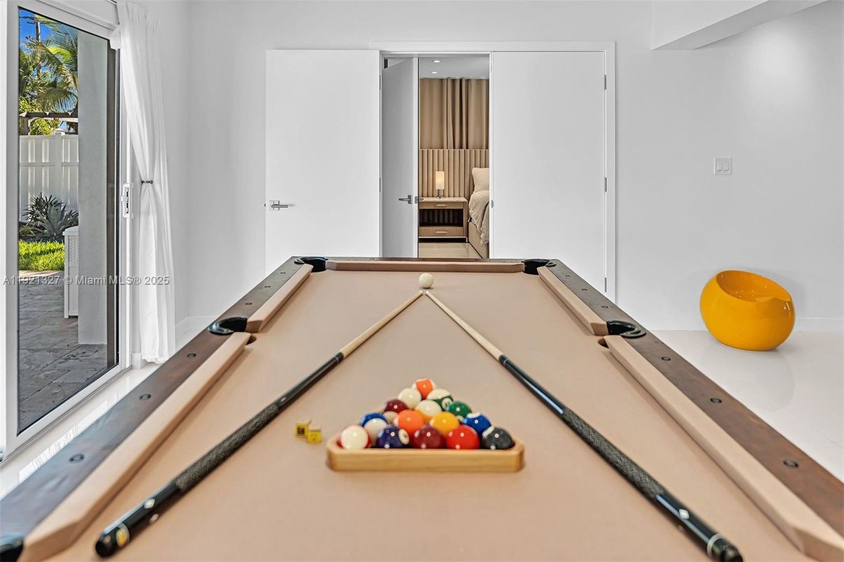 Billiard Table, Game Room, Interior