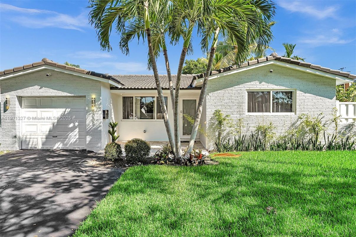 Attached, Exterior, Facade, Spanish Mediterranean