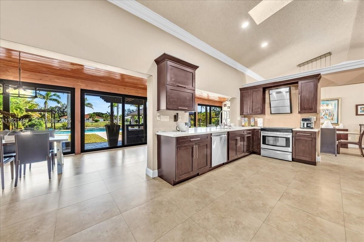 Dining room, Interior, Kitchen, Pendant Lights, Recessed Lighting, Stainless Steel Appliances, Water