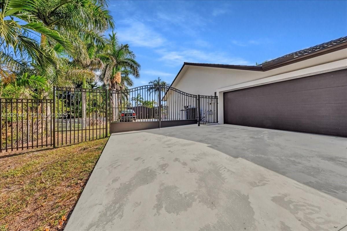 Detached Garage, Exterior