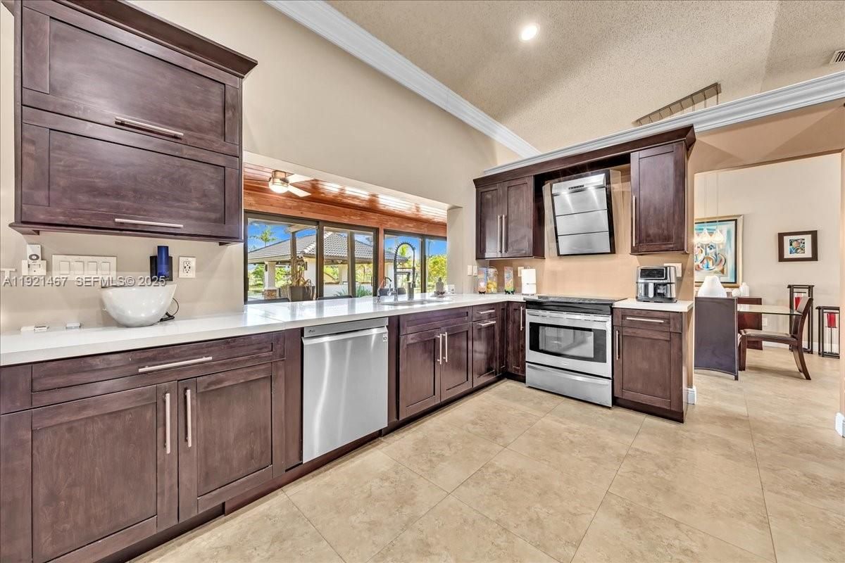 Dining room, Interior, Kitchen, Recessed Lighting, Stainless Steel Appliances