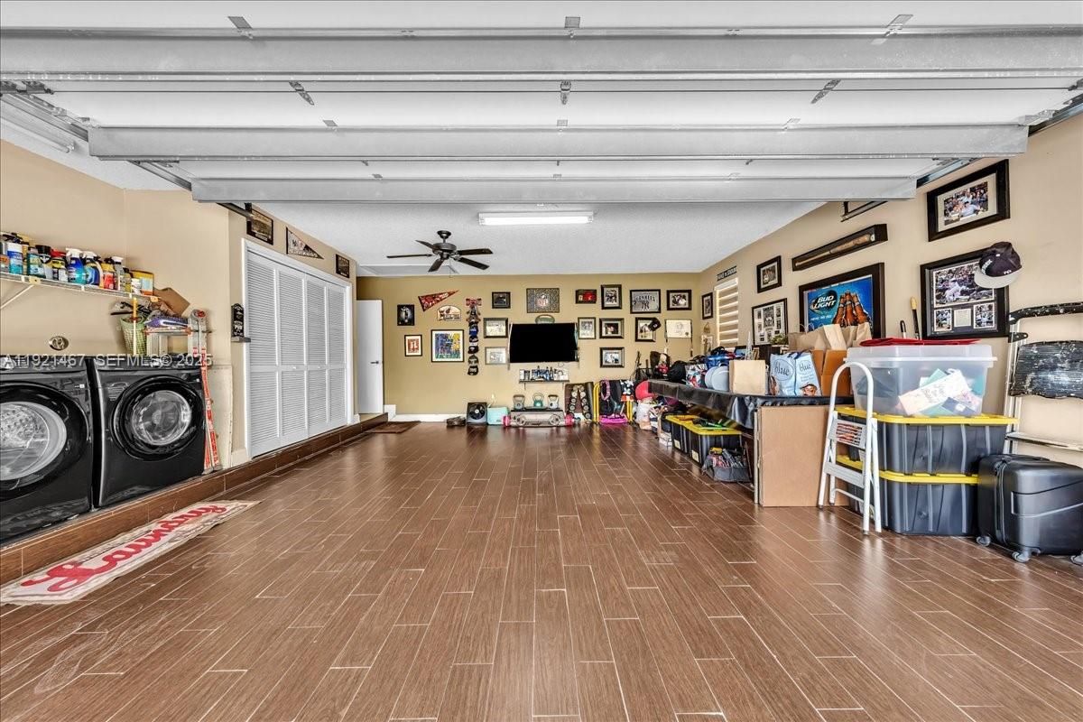 Interior, Washer, Wood Texture Flooring