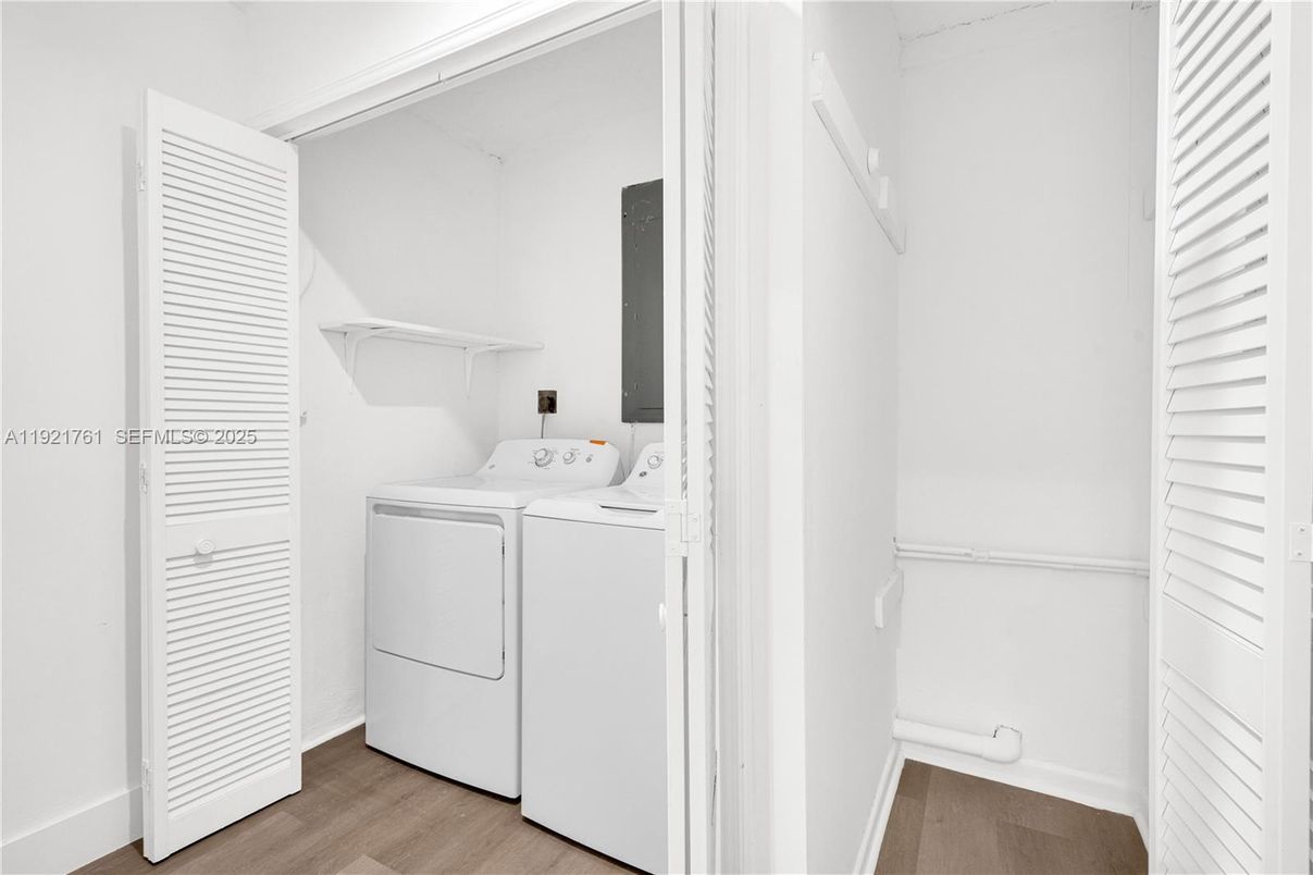 Interior, Utility Closets, Washer, Wood Texture Flooring