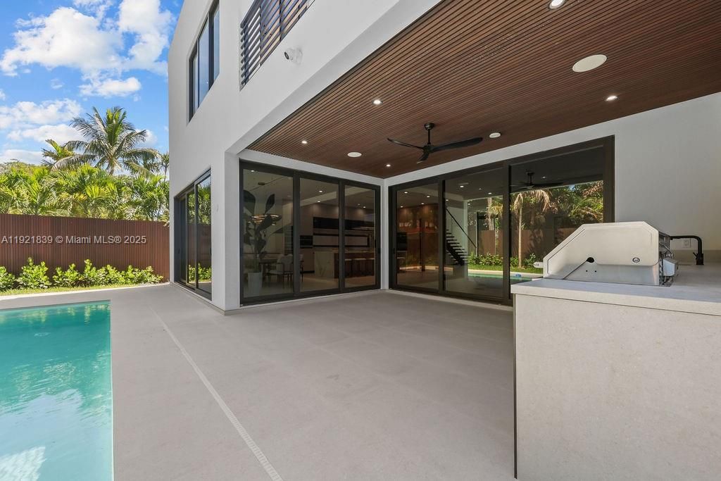 Exterior, Outdoor Kitchen, Pool