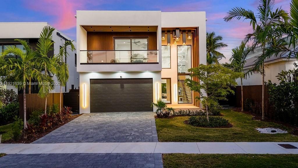 Attached, Exterior, Facade, Modern