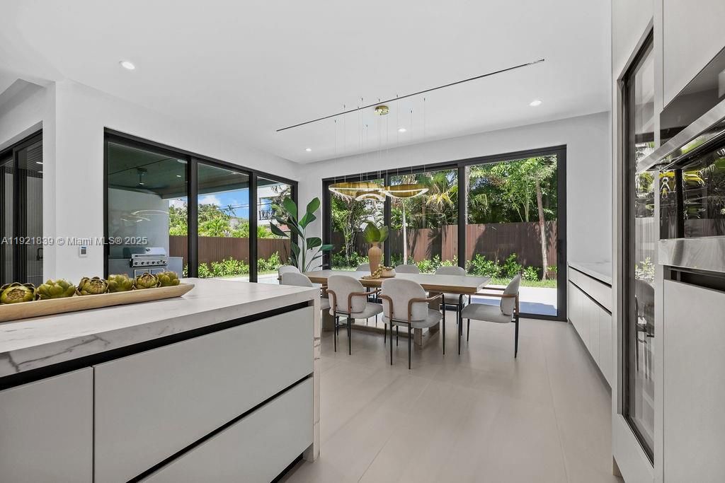 Dining room, Interior, Pendant Lights, Recessed Lighting