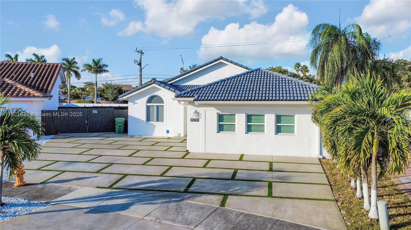 Exterior, Facade, Mediterranean