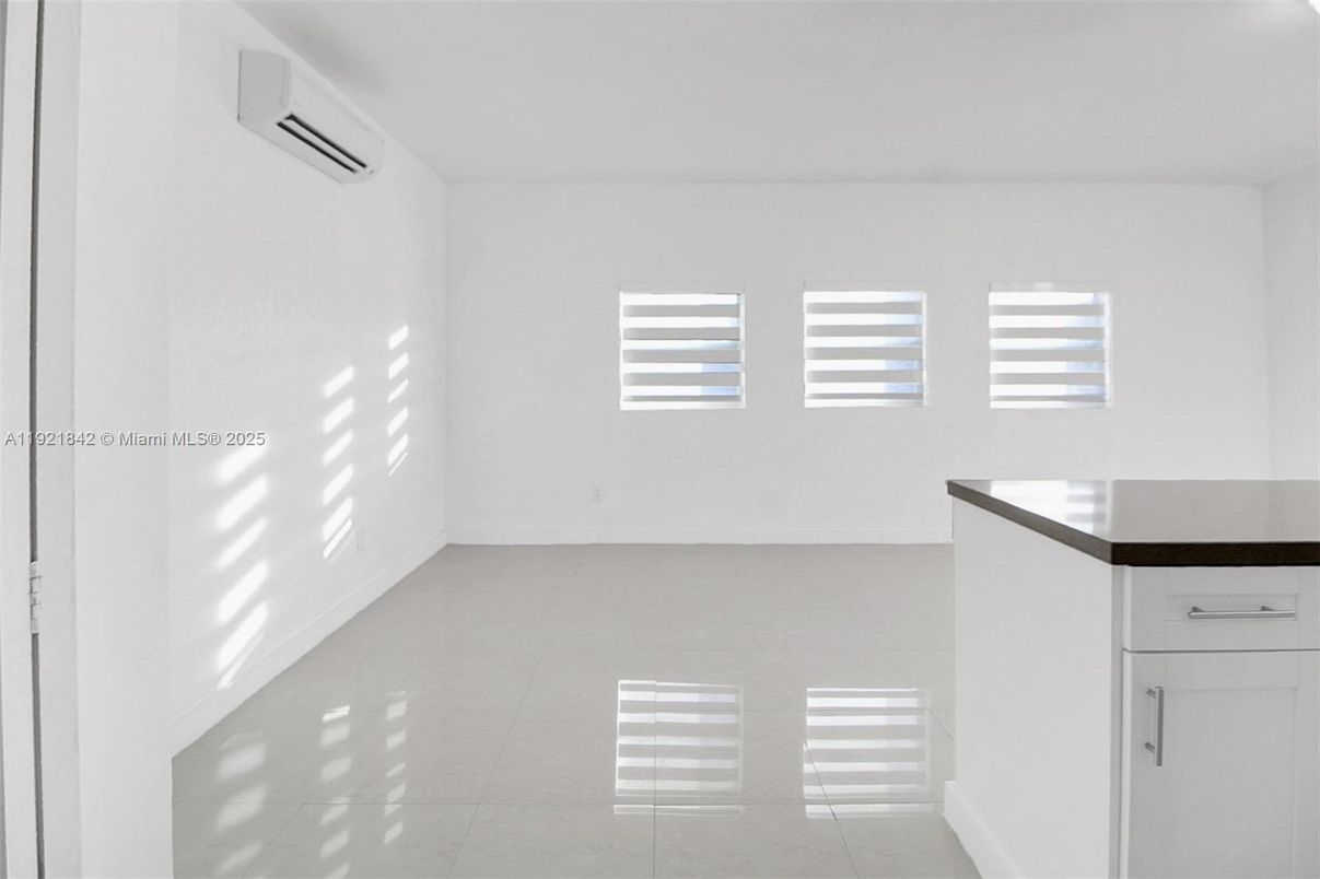 Empty room, Interior