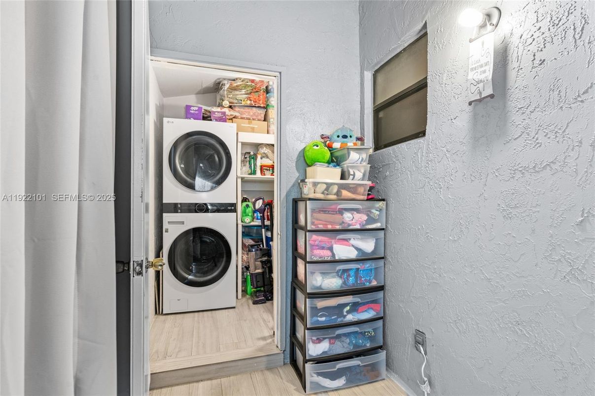Interior, Utility Closets, Washer, Wood Texture Flooring