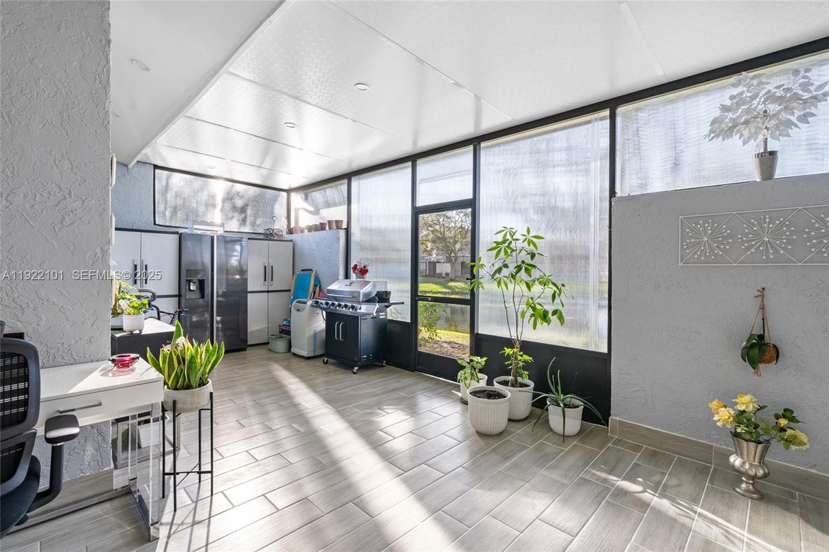 Interior, Recessed Lighting, Sun Room, Wood Texture Flooring