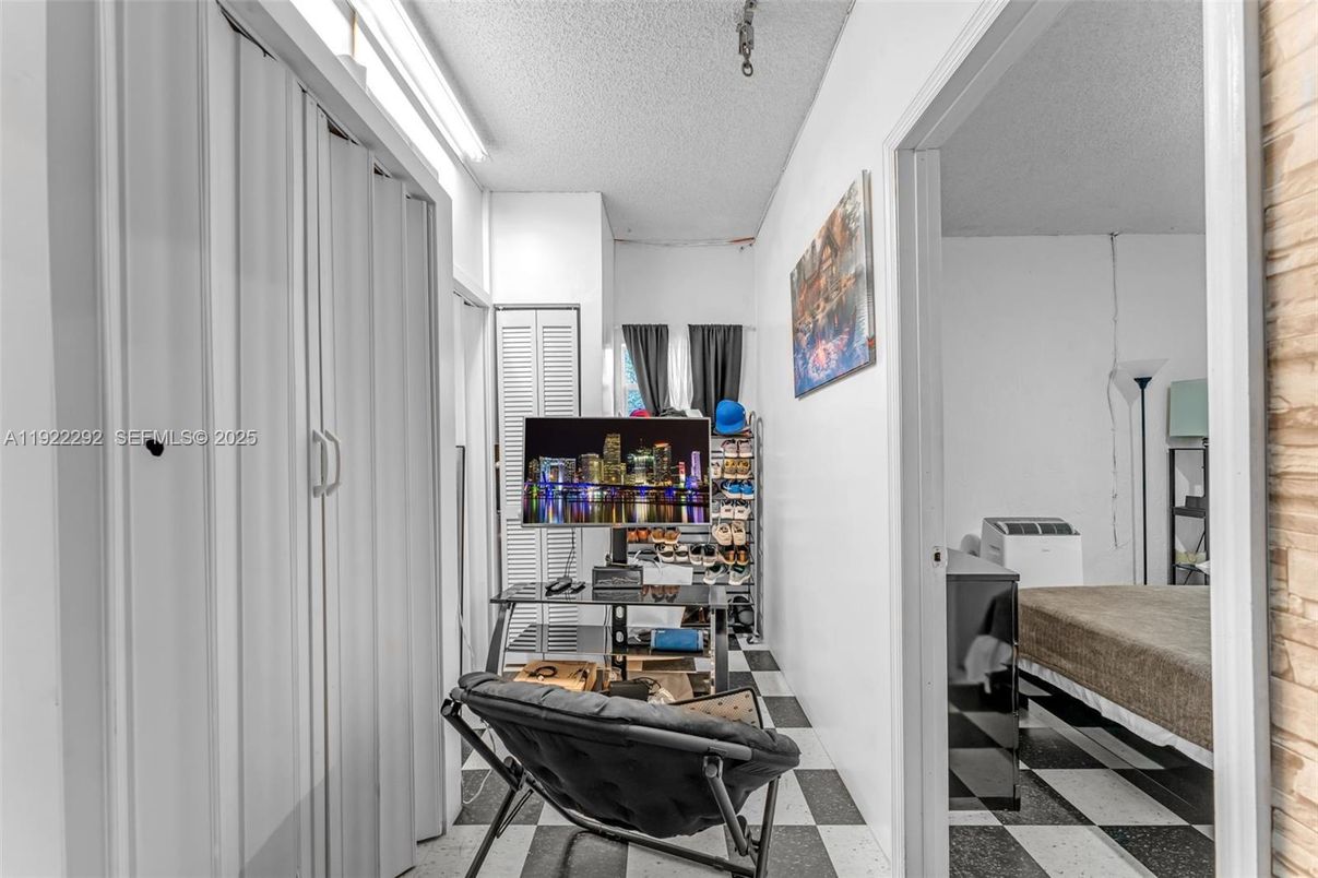 Home Office, Interior