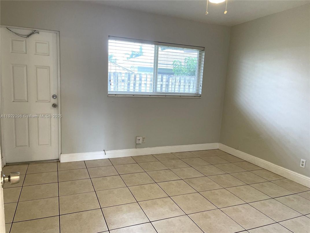 Empty room, Interior