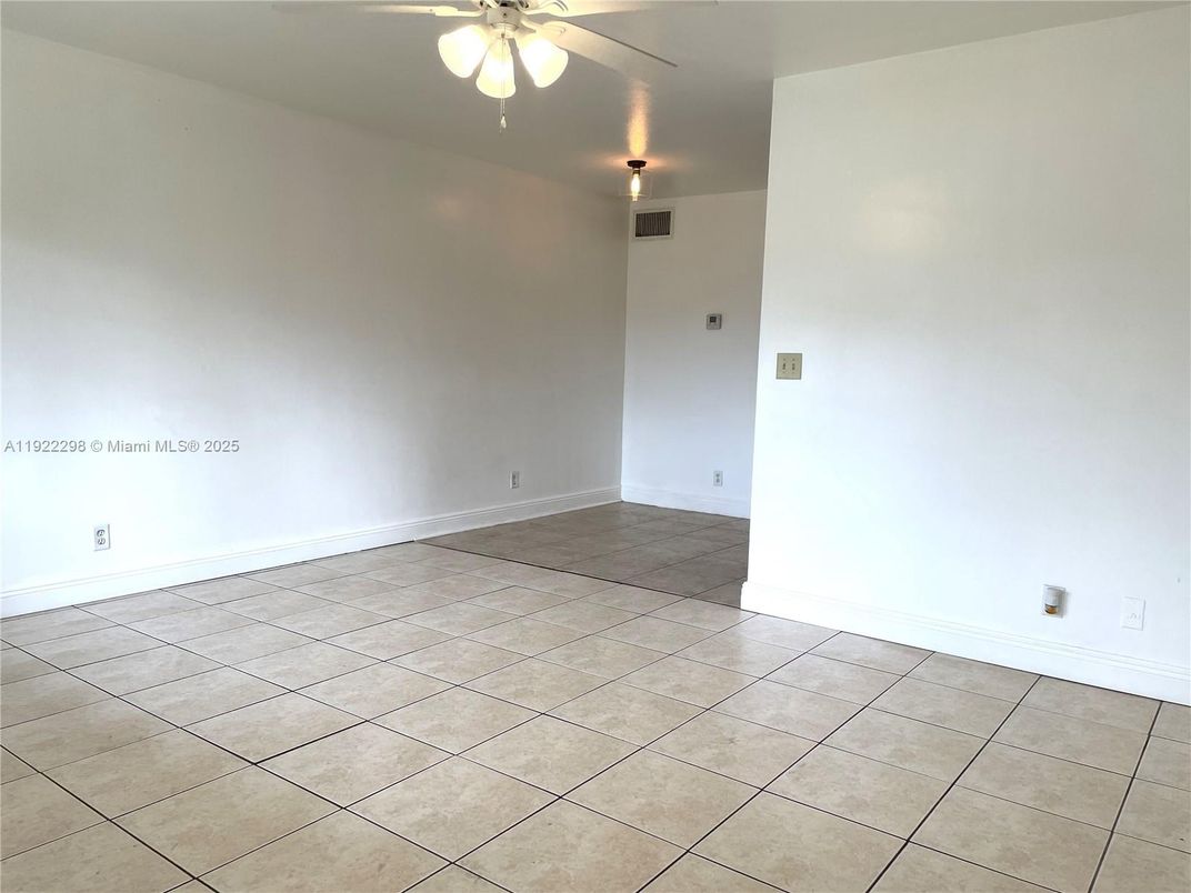 Empty room, Interior