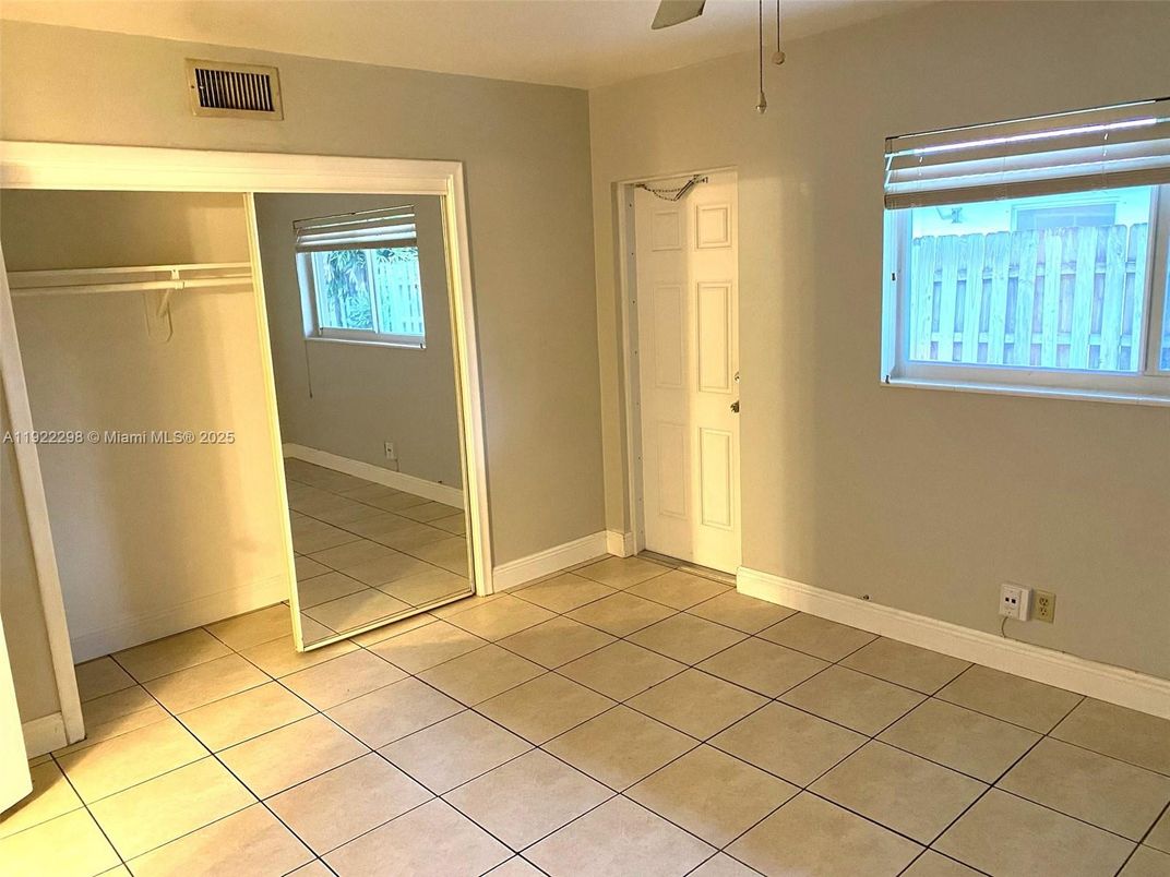 Empty room, Interior