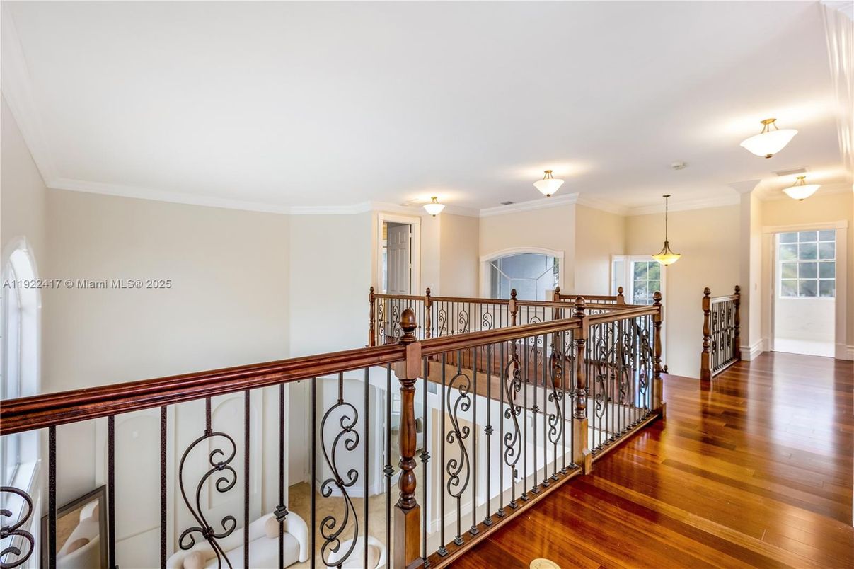 Interior, Pendant Lights, Wood Texture Flooring