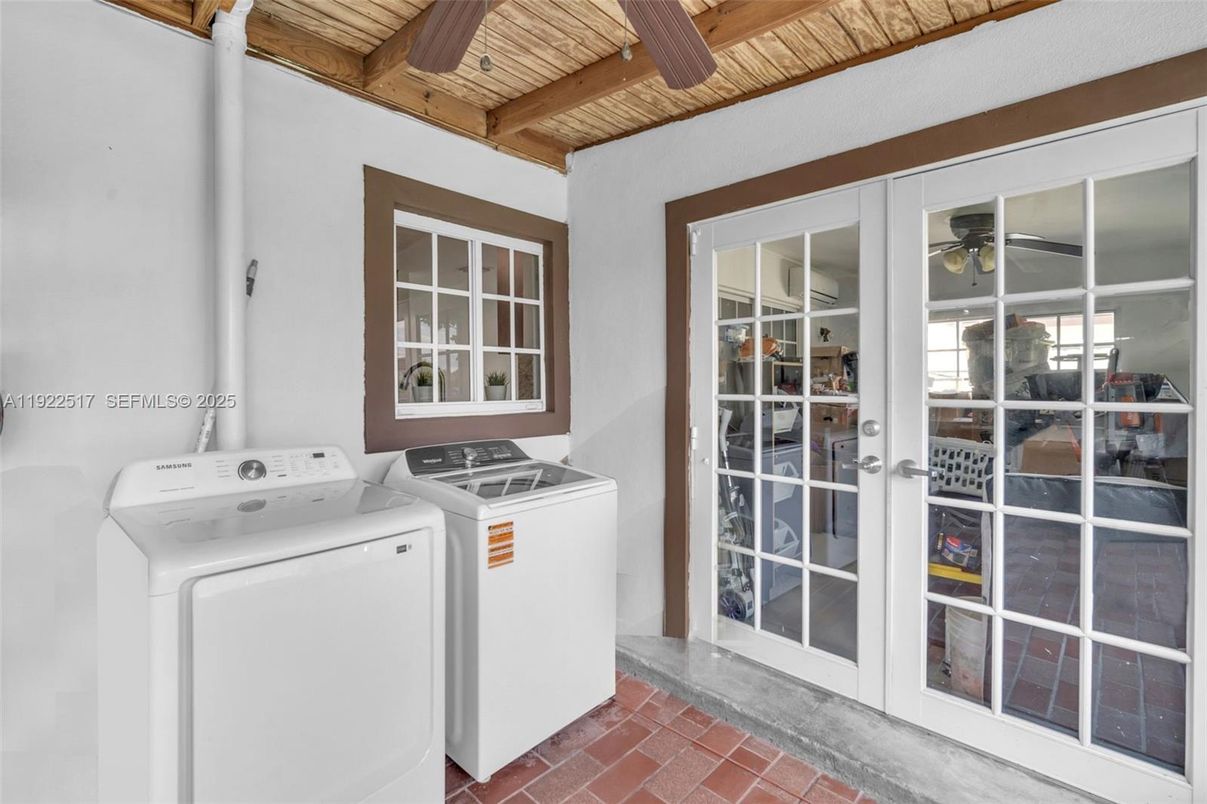 Interior, Washer, Wooden Beams, Wooden Ceilings