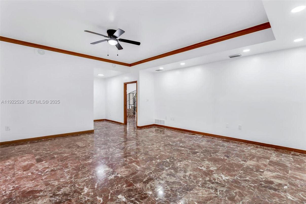 Empty room, Interior, Recessed Lighting