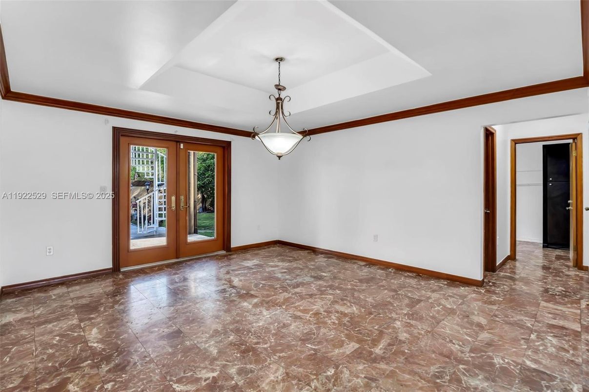 Empty room, Interior, Pendant Lights