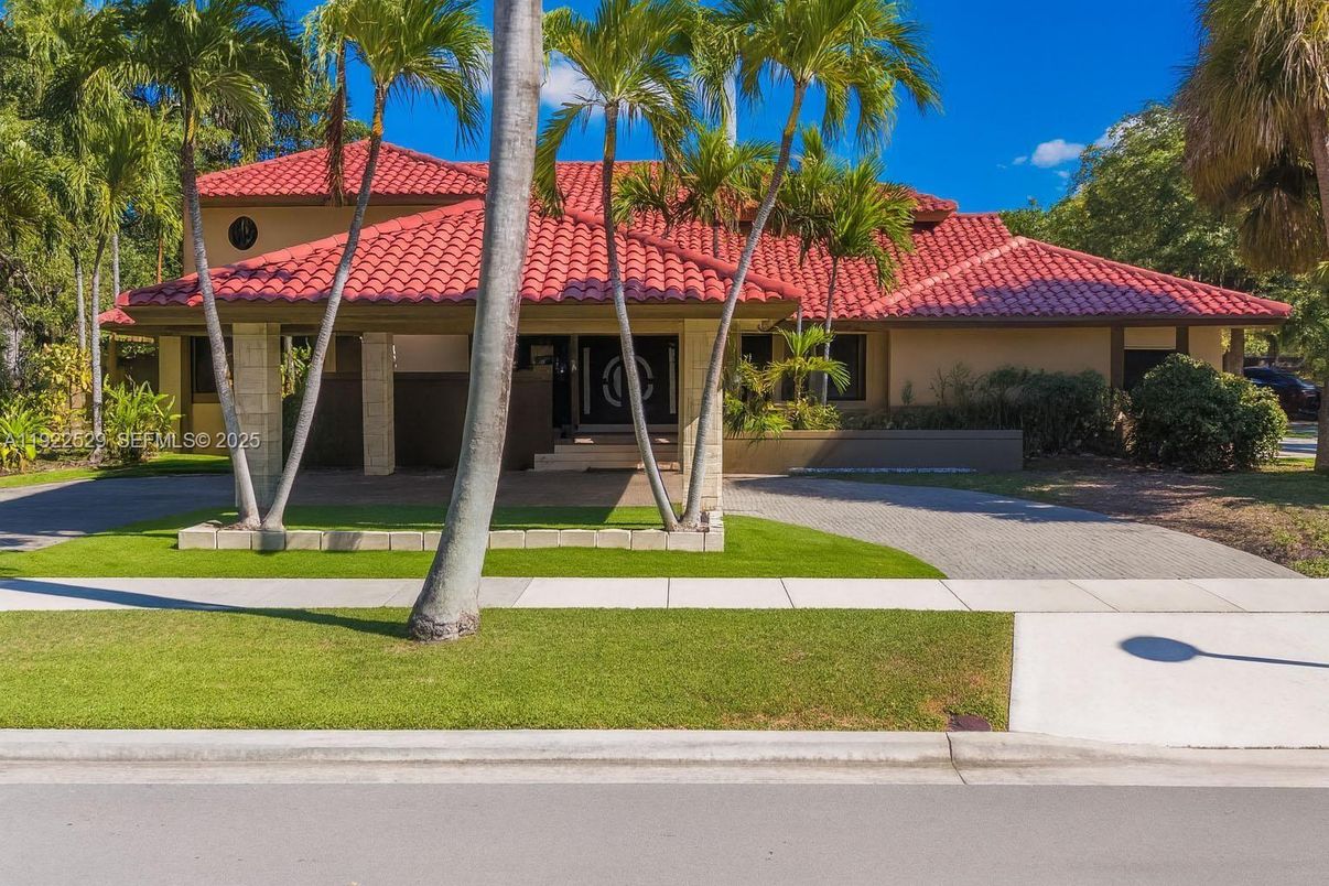 Attached, Exterior, Facade, Mediterranean