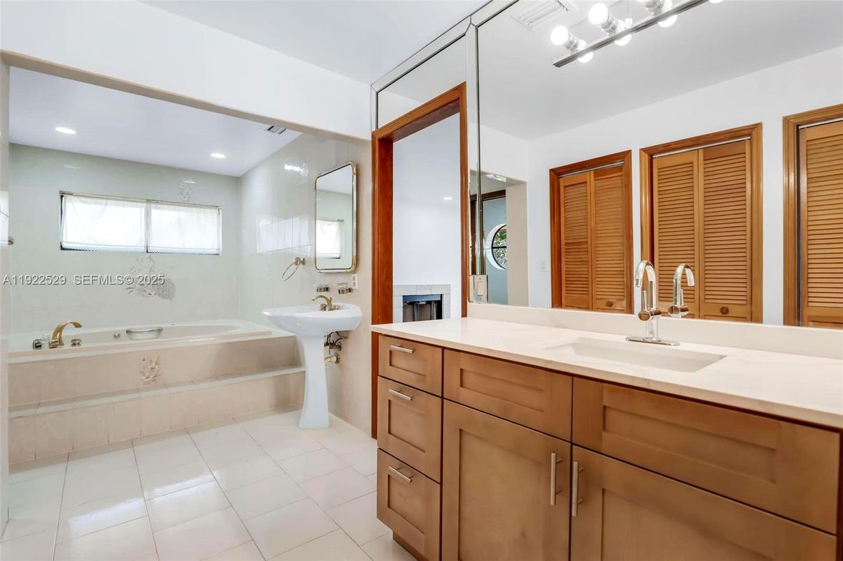 Bathroom, Dual Sink Vanities, Interior, Recessed Lighting