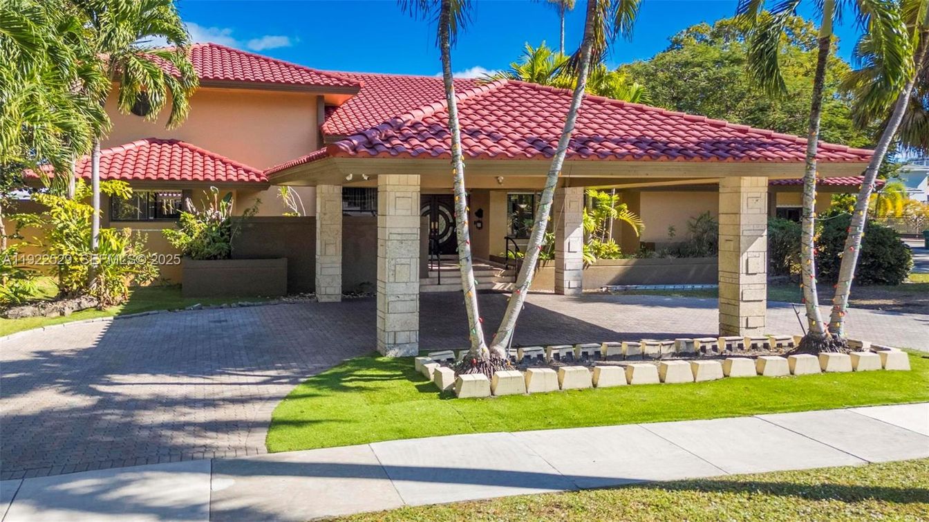 Exterior, Facade, Mediterranean