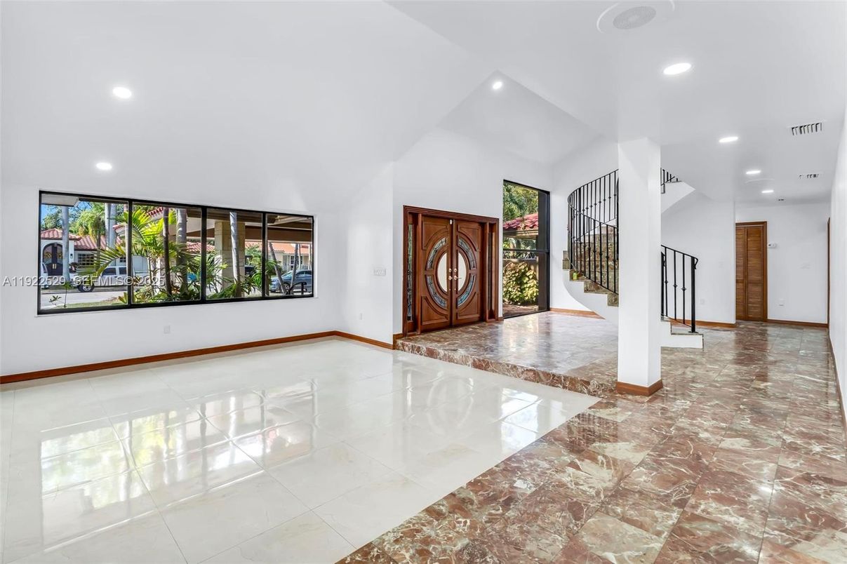 Empty room, Interior, Recessed Lighting