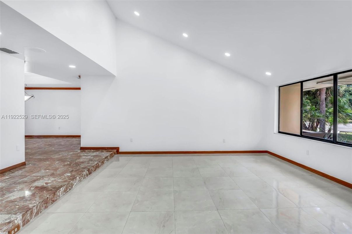 Empty room, Interior, Recessed Lighting