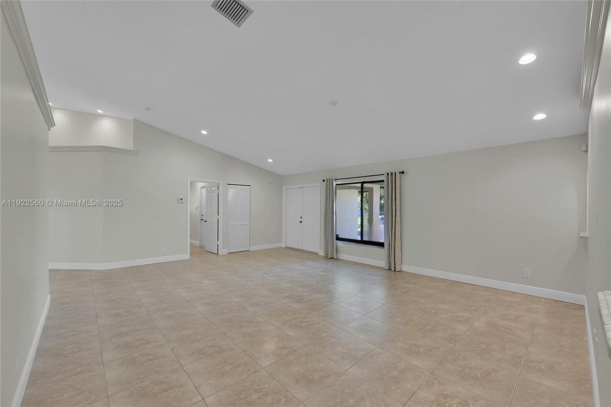 Empty room, Interior, Recessed Lighting