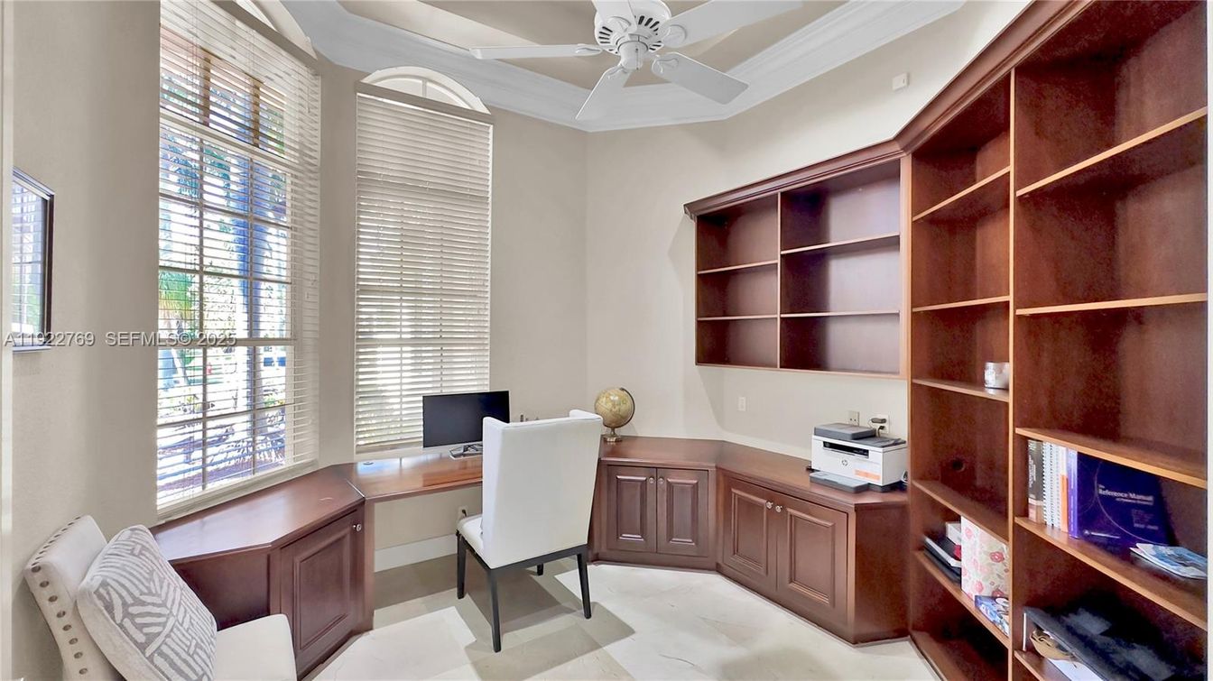 Home Office, Interior