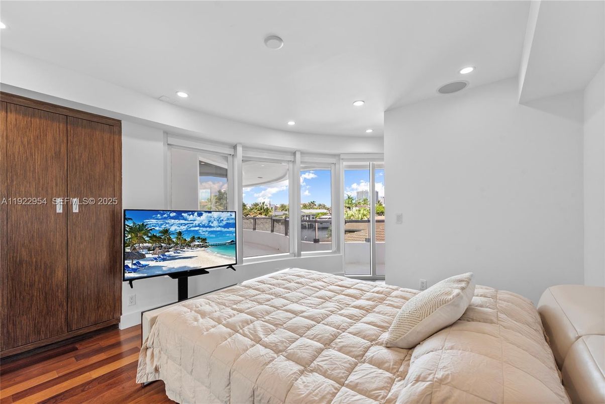 Bedroom, Interior, Recessed Lighting, Water, Wood Texture Flooring