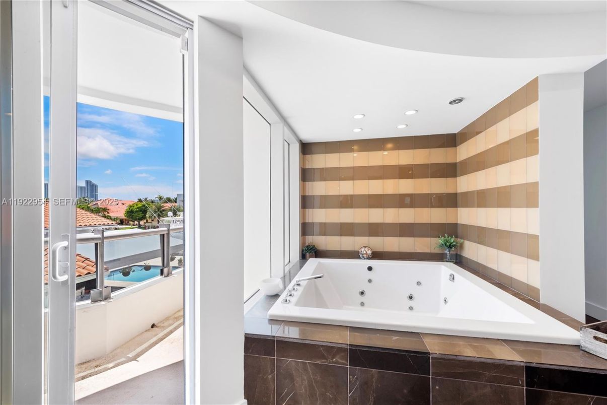 Bathroom, Interior, Recessed Lighting, Water