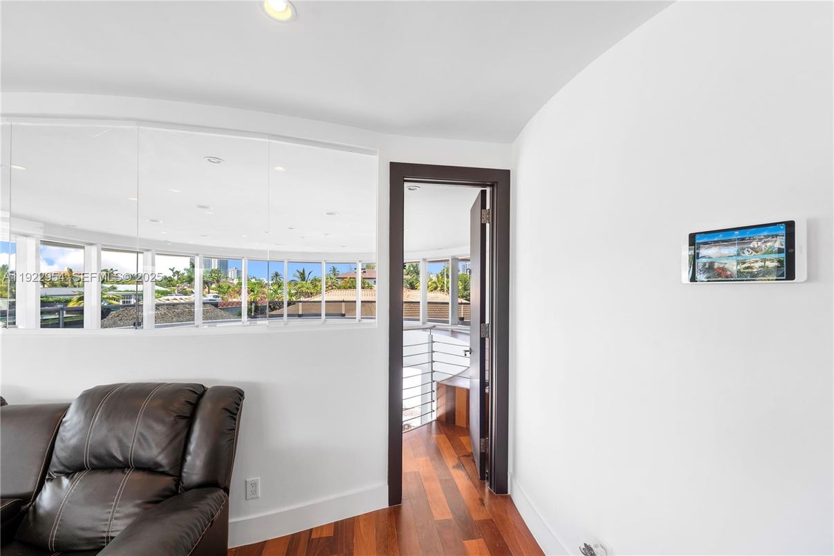 Interior, Recessed Lighting, Water, Wood Texture Flooring