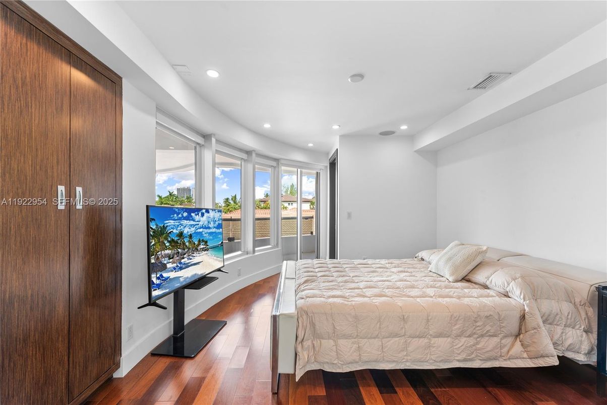 Bedroom, Interior, Recessed Lighting, Water, Wood Texture Flooring