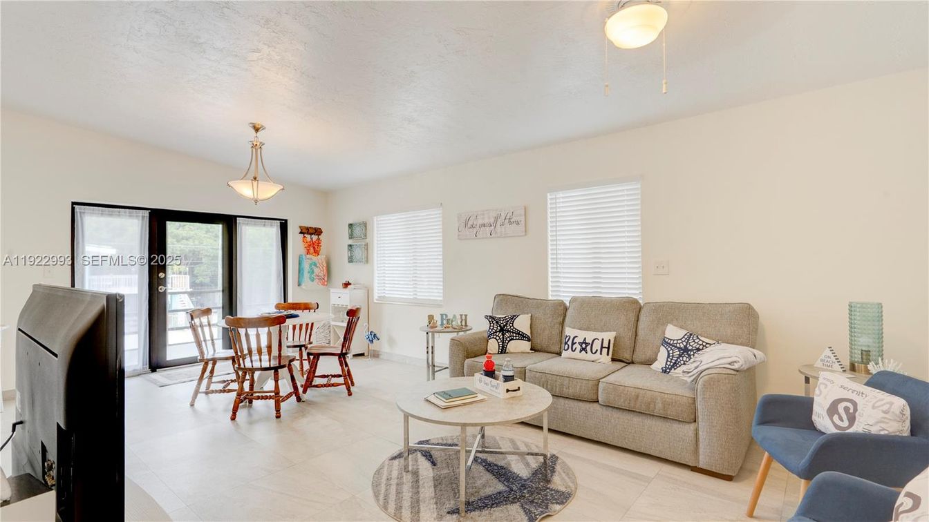 Dining room, Interior, Living room, Pendant Lights