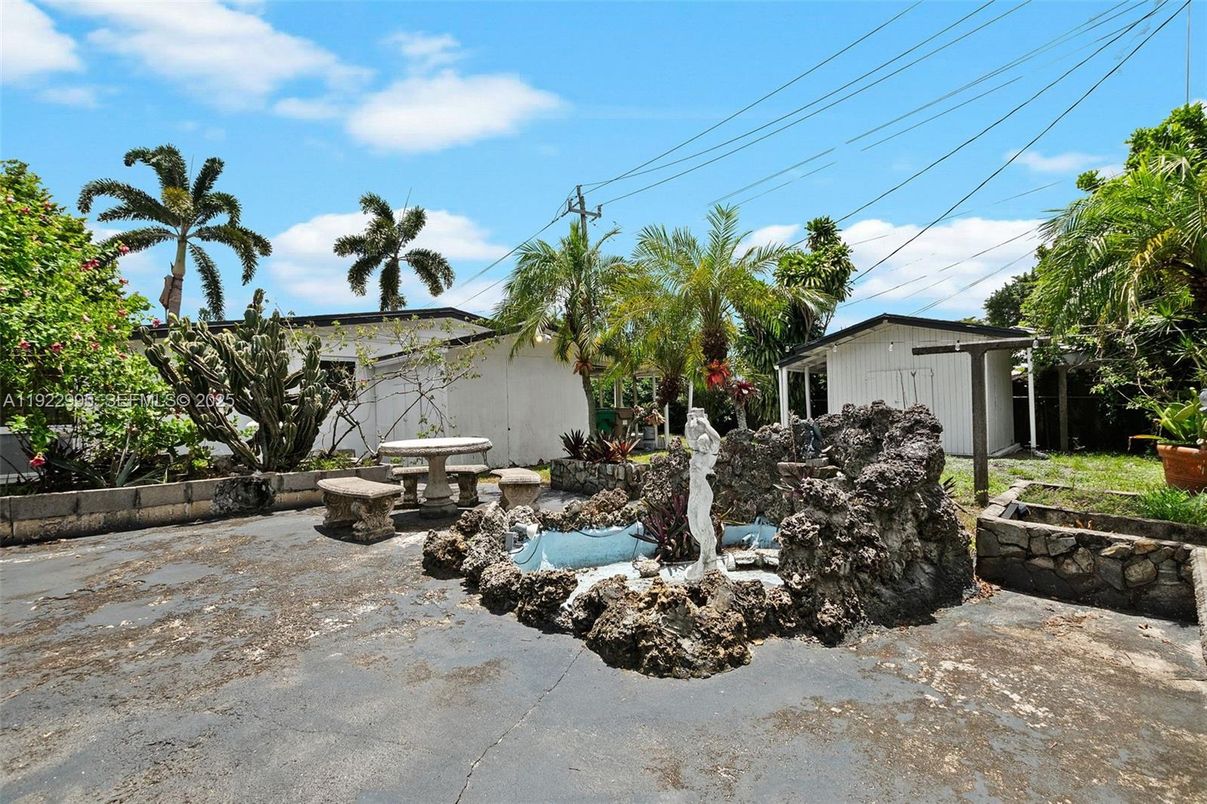 Detached Garage, Exterior