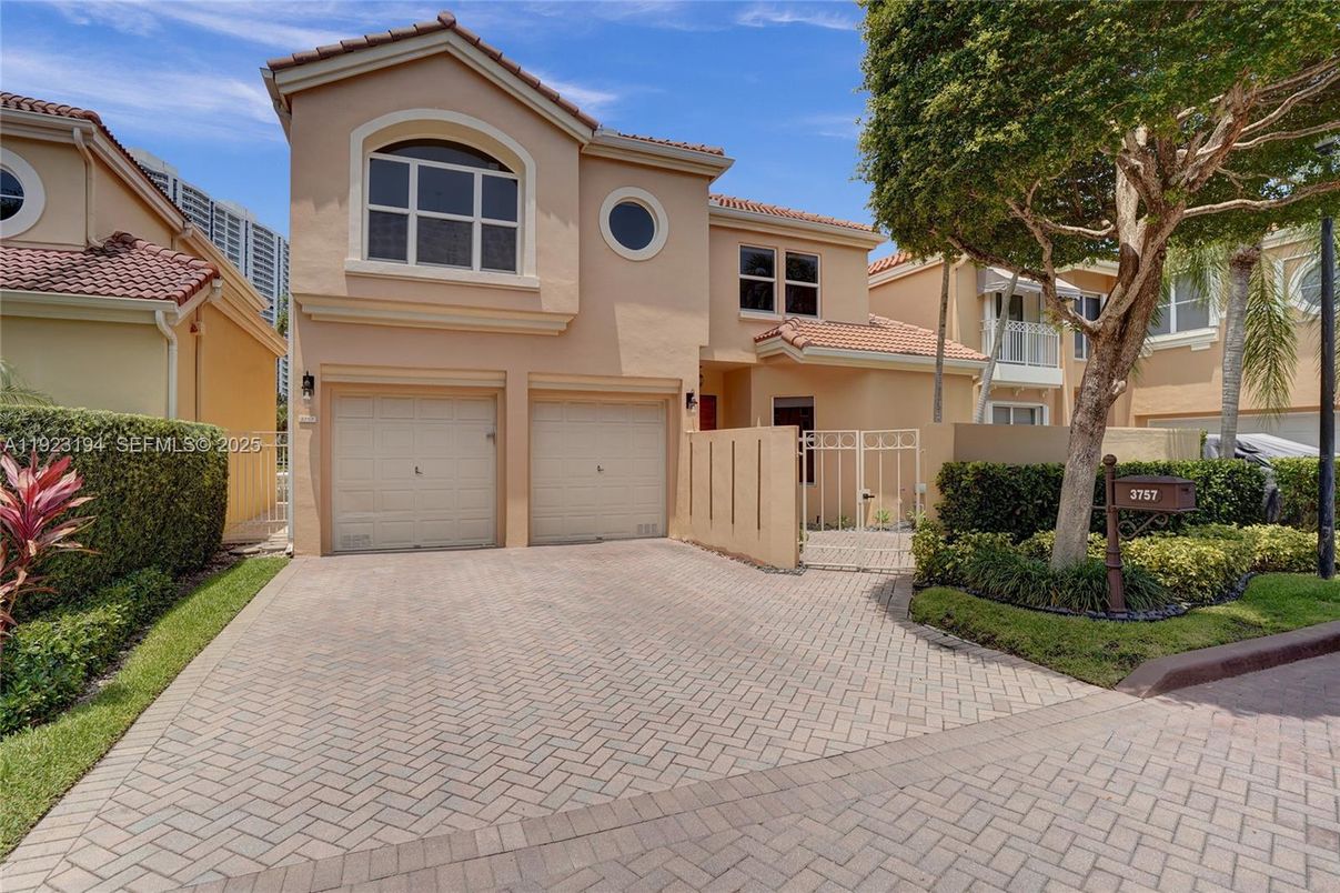 Attached, Exterior, Facade, Mediterranean