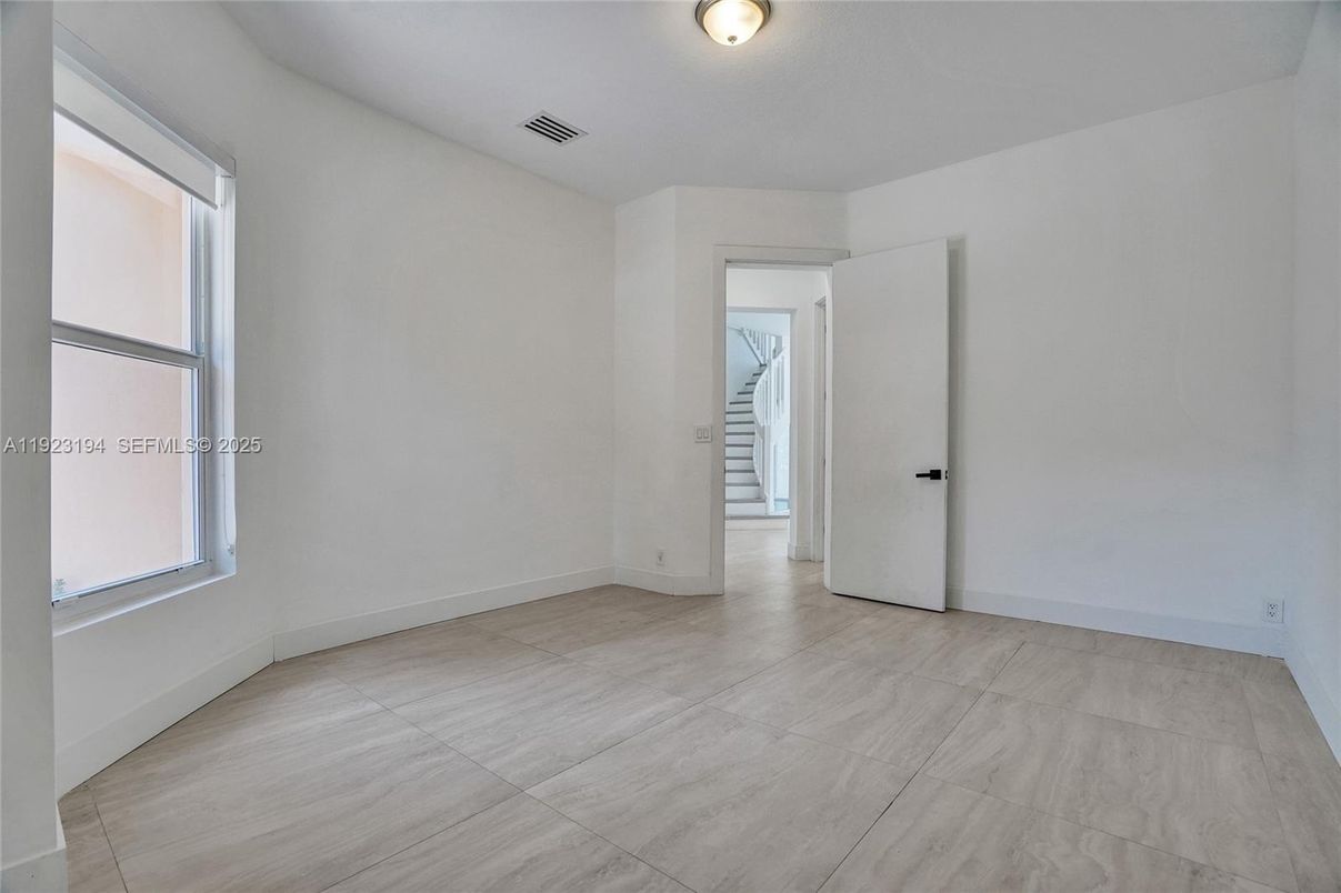 Empty room, Interior