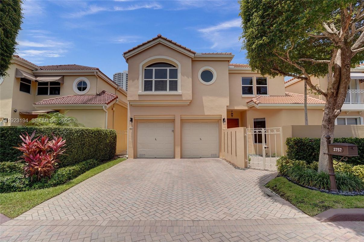 Attached, Exterior, Facade, Mediterranean