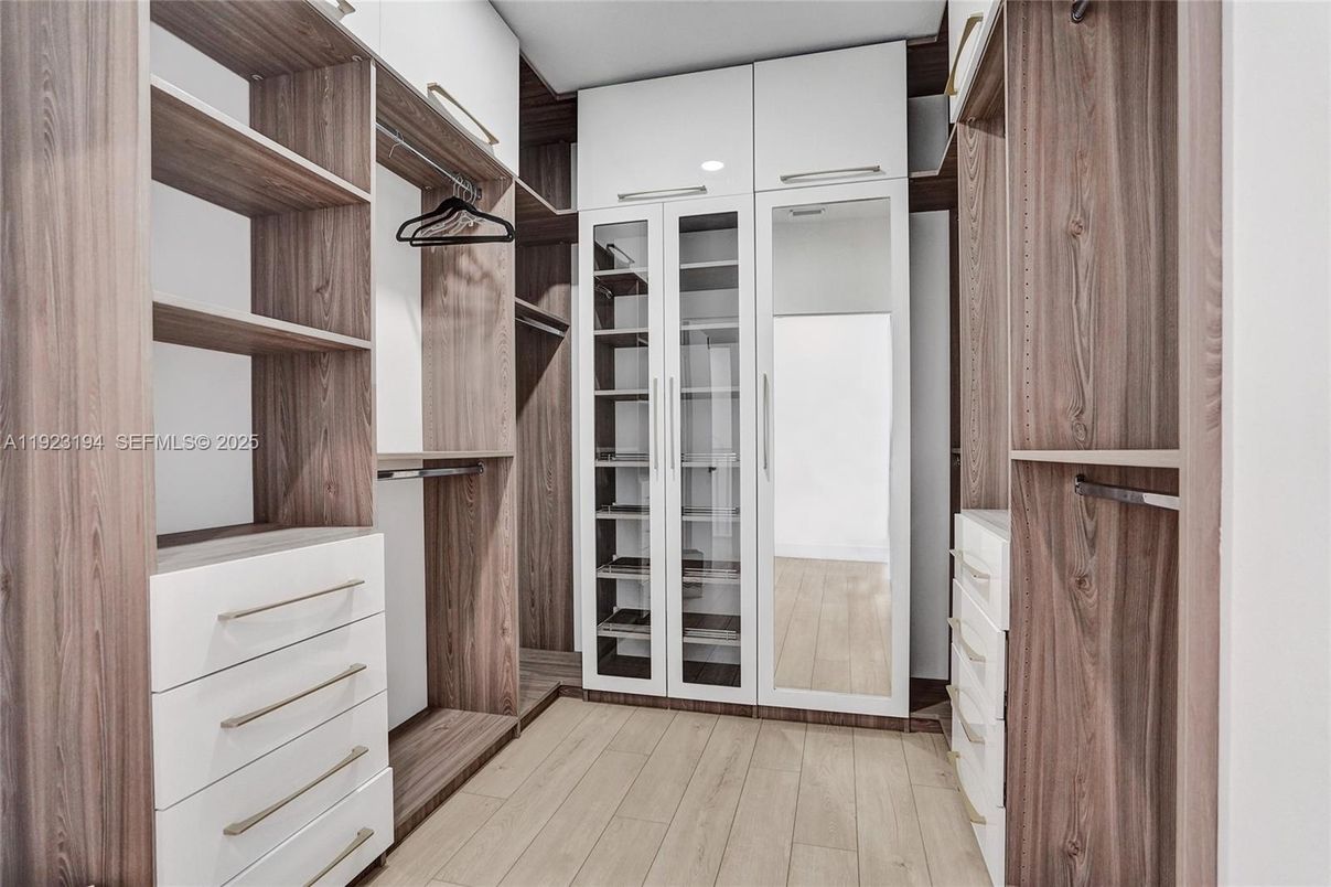 Interior, Walk-in Closets, Wood Texture Flooring