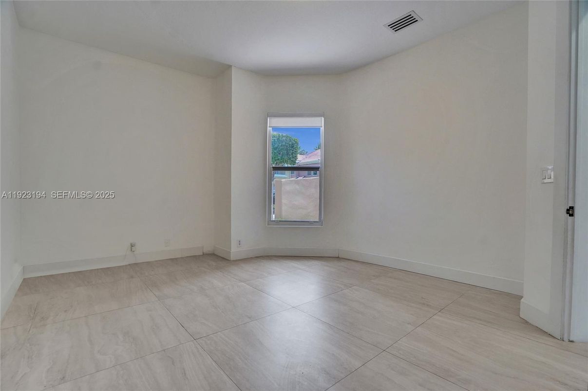 Empty room, Interior