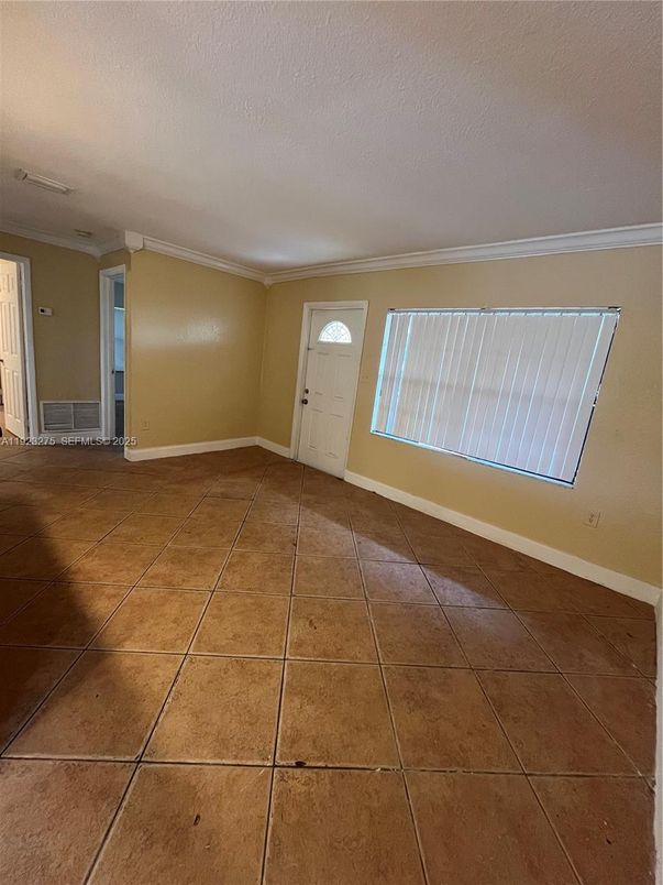 Empty room, Interior